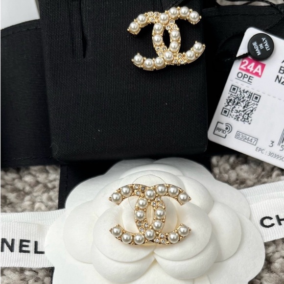❌SOLD❌CHANEL Gold & Pearl Large CC Logo Classic Stud Earrings - NEW RECEIPT - Picture 6 of 10